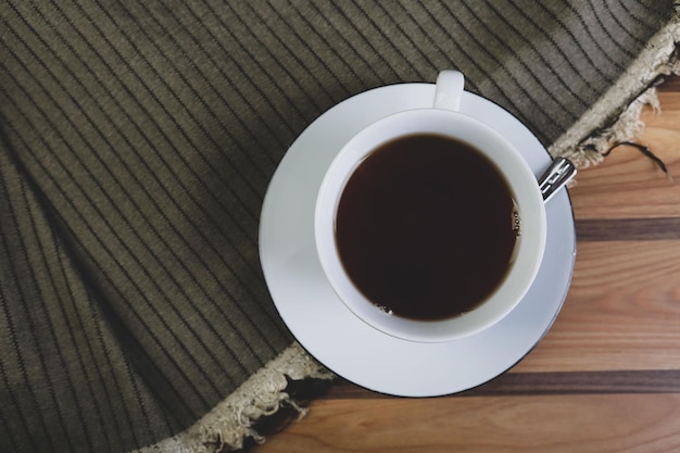 Een kopje koffie op tafel