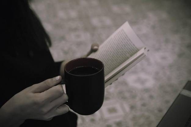 Een kopje koffie tijdens het lezen van een boek of tijdschrift