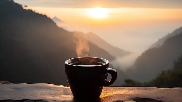 Een kopje koffie zit op een balkon met uitzicht op een bergketen.