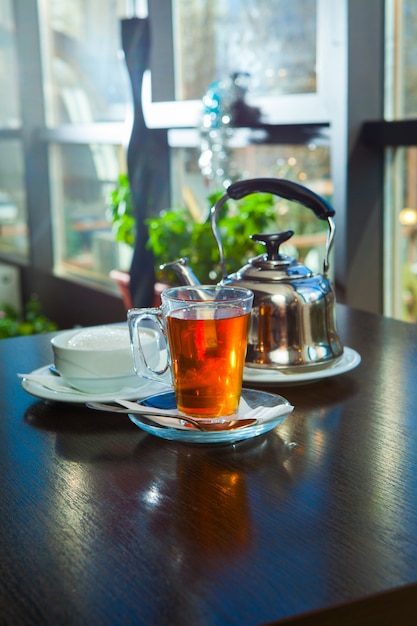 Een kopje koude thee op tafel in transparant glas