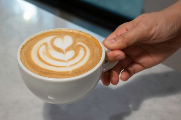 Een kopje latte op tafel