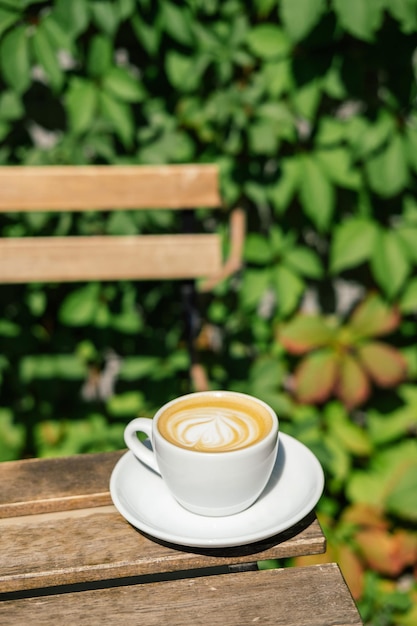 Een kopje lekkere en verse cappuccino op tafel