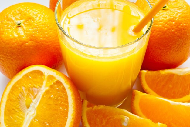 Een kopje sinaasappelsap en verse sinaasappel