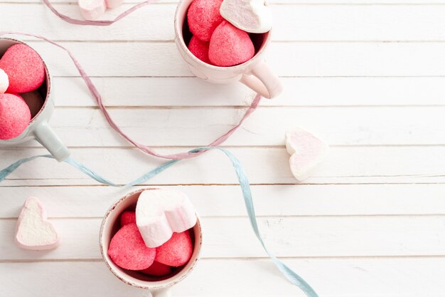 Een kopje Sweet en hartvorm Marshmallows voor Valentijnsdag, verjaardagsfeestje, babyshower. Ruimte achtergrond kopiëren. Bovenaanzicht.