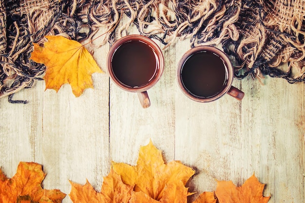 Een kopje thee en een gezellige herfstachtergrond Selectieve focus