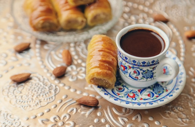 Een kopje Turkse koffie en baklava.