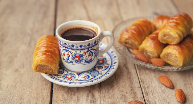 Een kopje Turkse koffie en baklava.