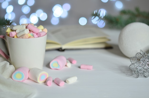 Een kopje veelkleurige marshmallows