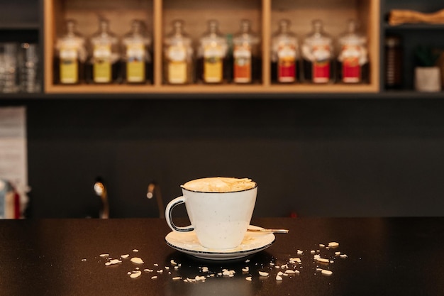 Een kopje verse koffie in de coffeeshop met onscherpe achtergrond