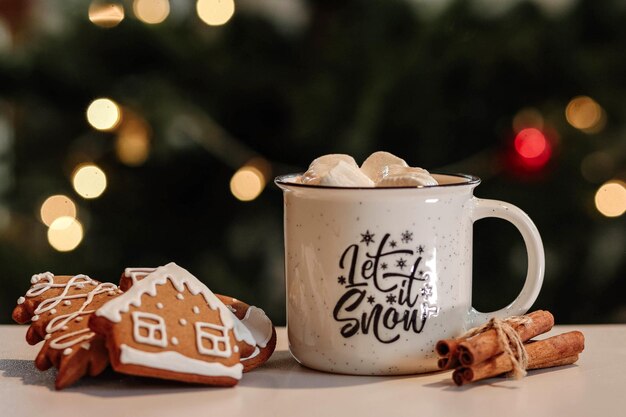 Een kopje warme chocolade met gesmolten marshmallows en peperkoekjes voor de kerstvakantie.