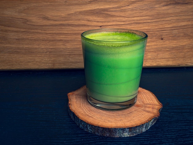 Een kopje warme melk groene motcha latte koffie