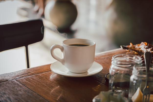 Een kopje zwarte koffie op de ontbijttafel in de ochtend