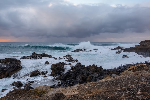 Een krachtige storm in de Atlantische Oceaan in een baai aan de kust van Tenerife. Spanje