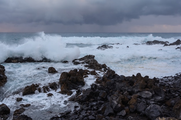 Een krachtige storm in de Atlantische Oceaan in een baai aan de kust van Tenerife. Spanje