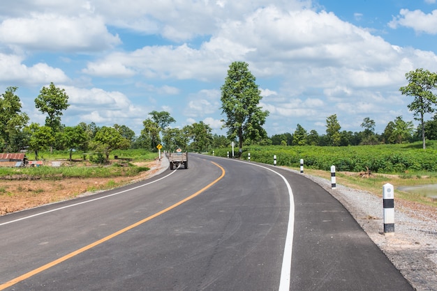 Een kronkelende landweg in Thailand