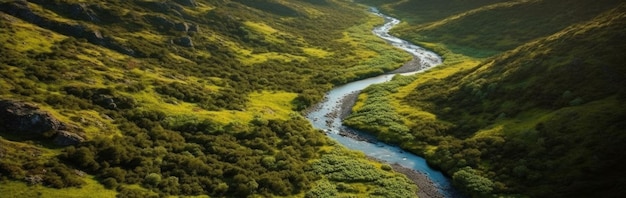 Een kronkelende rivier door een groen landschap Horizontale banner AI gegenereerd