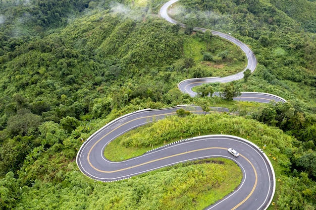 Een kronkelende weg in Vietnam met de woordweg aan de zijkant