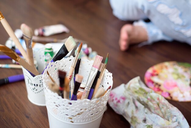 Een kunstenaar schildert in haar atelier een foto op canvas met olieverf