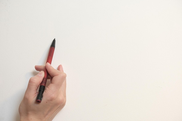 Een kunstenaarshand met een potlood en een wit vel papier