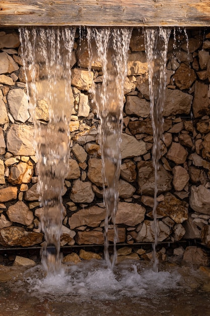 Een kunstmatige waterval op stenen muur