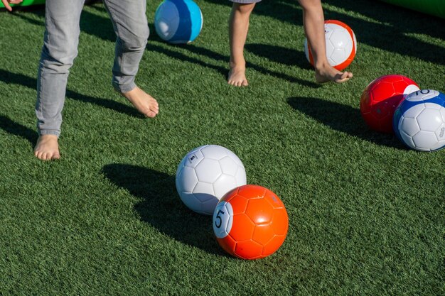 Foto een laag gedeelte van de mensen speelt voetbal op het veld.