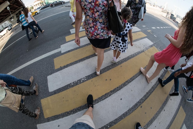 Een laag gedeelte van vrouwen die op een stadsstraat lopen.