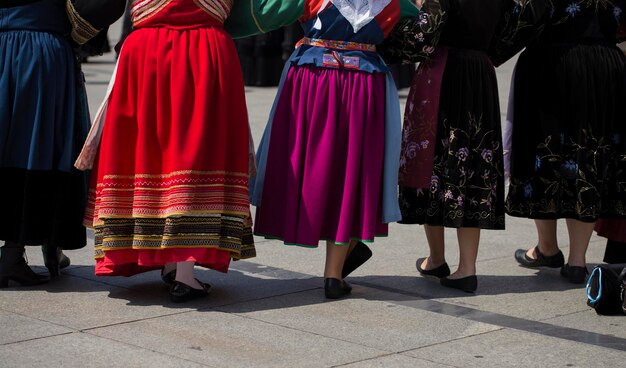 Foto een laag gedeelte van vrouwen in kostuums die dansen.