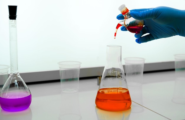Een laboratoriumassistent voert een chemische analyse van water uit op mechanische onzuiverheden