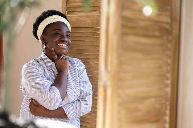 Een lachende afro-amerikaanse vrouw met een maatje meer die er tevreden uitziet