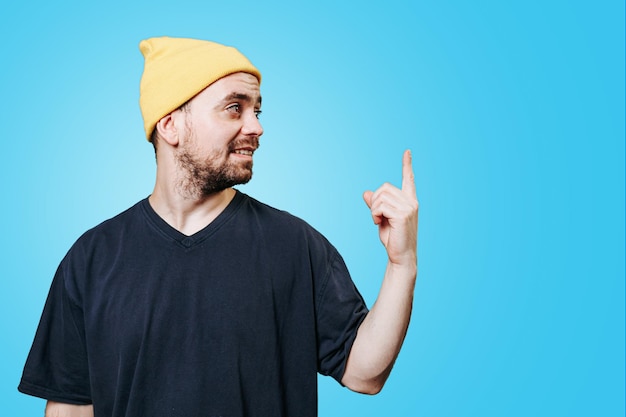 Een lachende man met de wijsvinger omhoog hij heeft een idee eurek studio geschoten op een blauwe achtergrond een expr