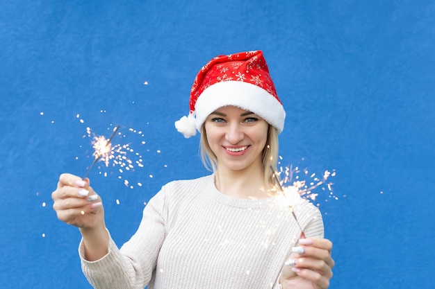 Een lachende vrouw met sterretjes in haar handen Portret kerstvakantie en evenementen