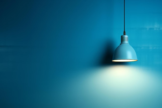 Een lamp hangt aan een blauwe muur en verlicht de ruimte voor tekst of presentatie Generative Ai