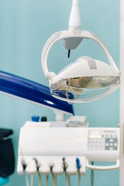 Een lamp in het interieur van de tandartspraktijk Lege tandartspraktijk