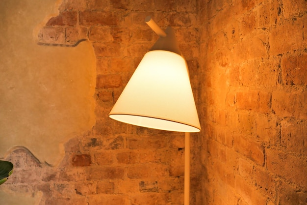 Een lamp in huis tegen oude muur