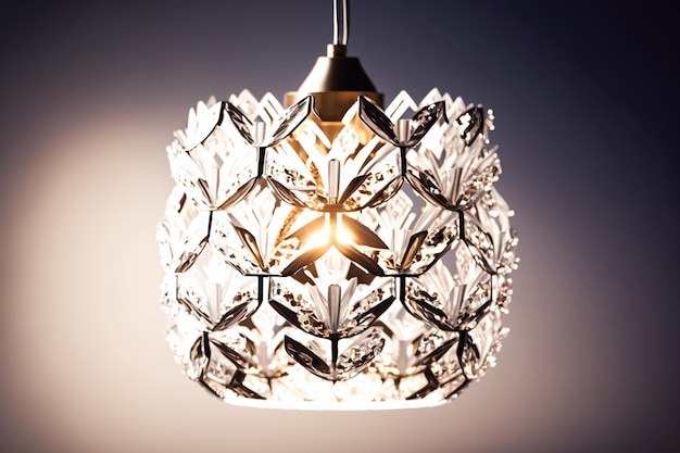 Een lamp met een zilveren hanglamp die een diamant design heeft