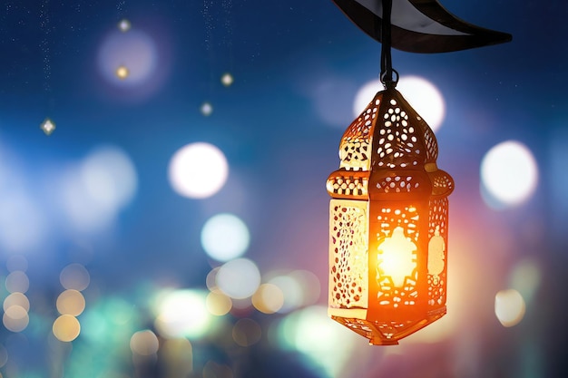 Een lamp met het woord ramadan erop