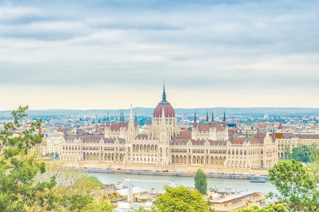 Een landschapsgezicht van de stad Boedapest, het Hongaarse parlementsgebouw - een van de mooiste gebouwen in de Hongaarse hoofdstad.