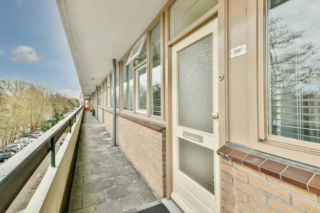 Een lang monolithisch balkon met een ingang naar de appartementen van een woongebouw