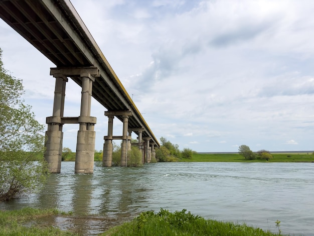 Een lange brug over de rivier verbindt de twee oevers