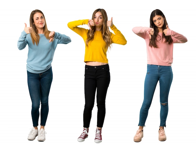 Een lange-scène shot van een groep mensen met kleurrijke kleding die een goed-slecht teken maakt.