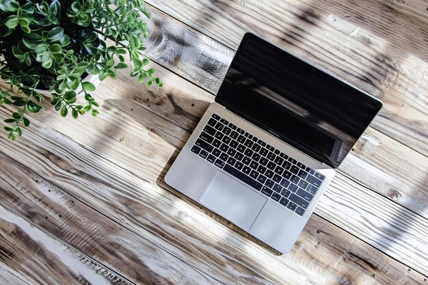 Foto een laptop die bovenop een houten tafel zit