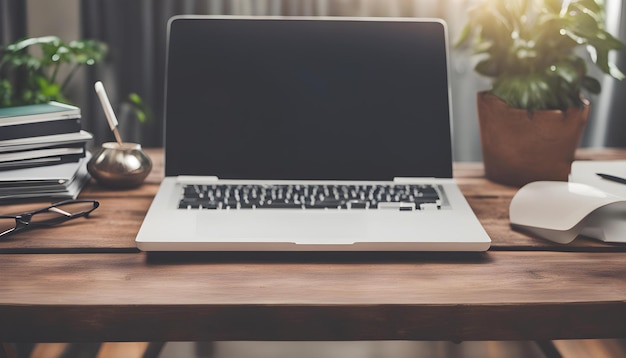 een laptop met een muis en een potplant op de tafel