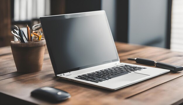 een laptop met een pen en een pen op een bureau