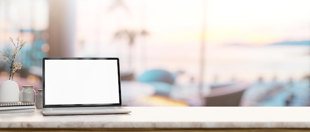 Foto een laptop mockup op een tafel met een wazige achtergrond van een hotel lounge of restaurant aan het strand