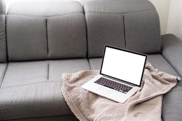 een laptop op het bed in huis.