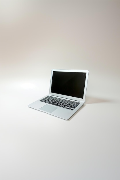 Een laptop staat open op een witte achtergrond