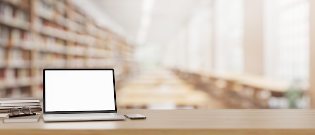 Een laptopmodel en boeken op een houten tafel in een moderne bibliotheek