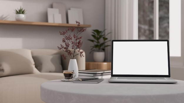 Een laptopmodel op een salontafel in een moderne, gezellige woonkamer close-up werkruimte