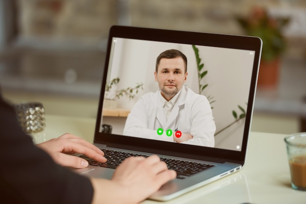 Een laptopscherm uitzicht over de schouder van een vrouw.