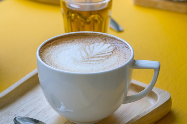 Een Latte Koffiekunst op wwd plaat.